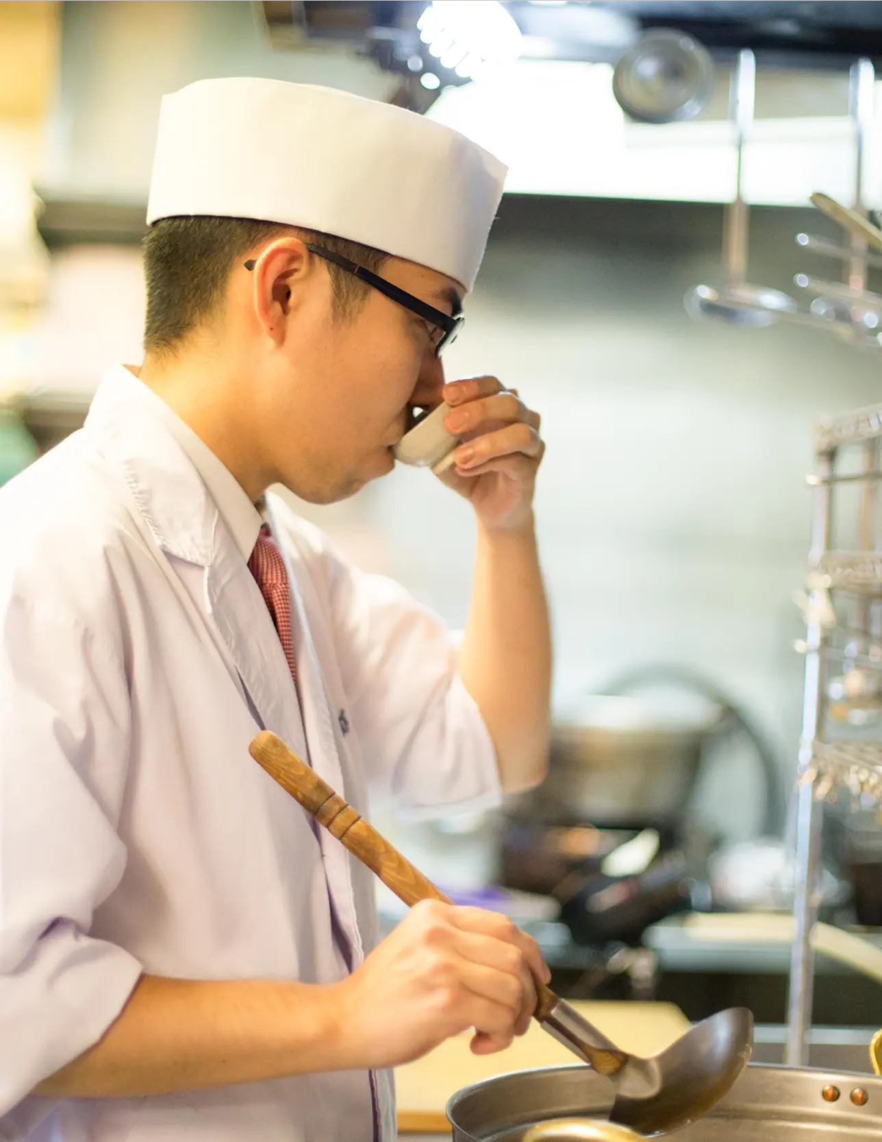 職人の手仕事、料理が作り出される写真