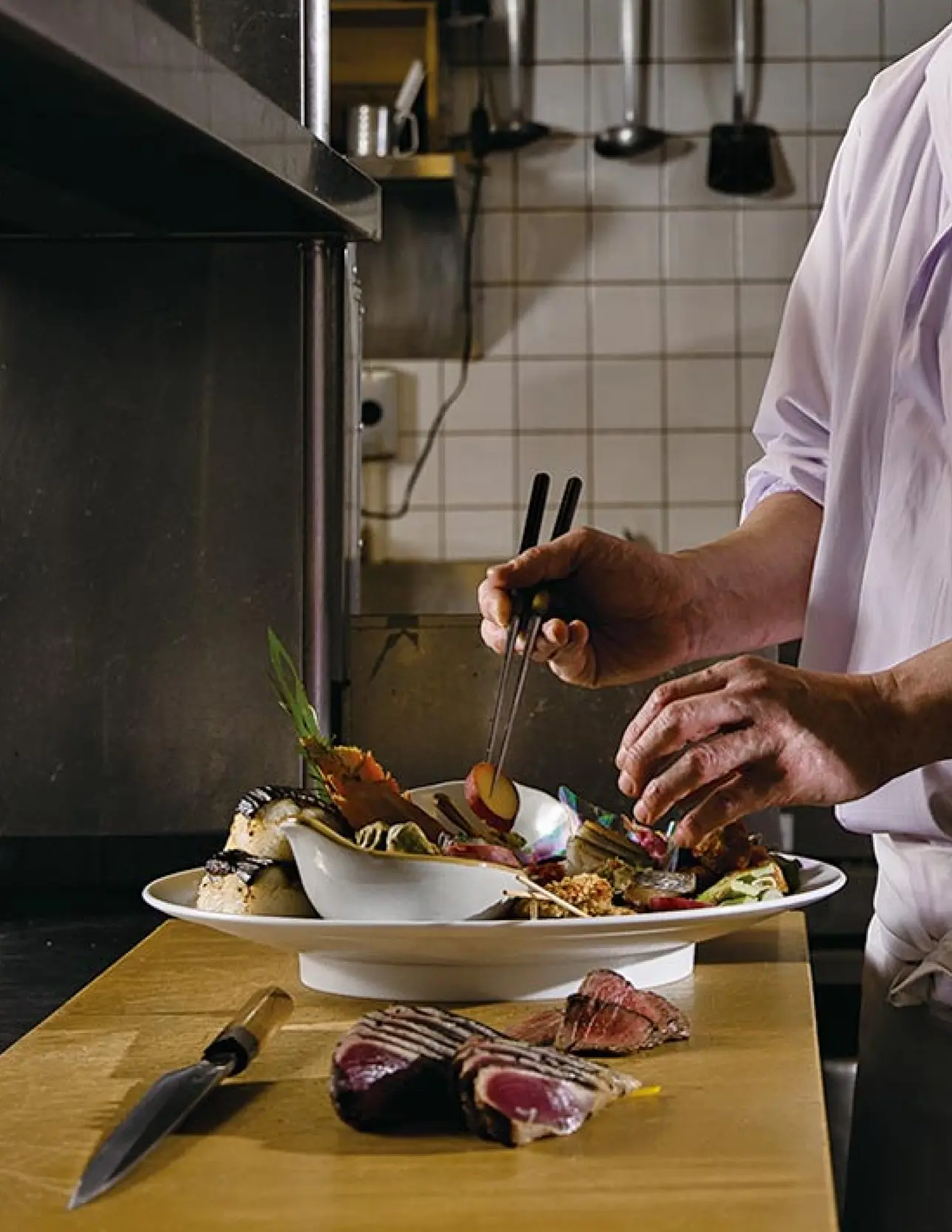 職人の手仕事、料理が作り出される写真